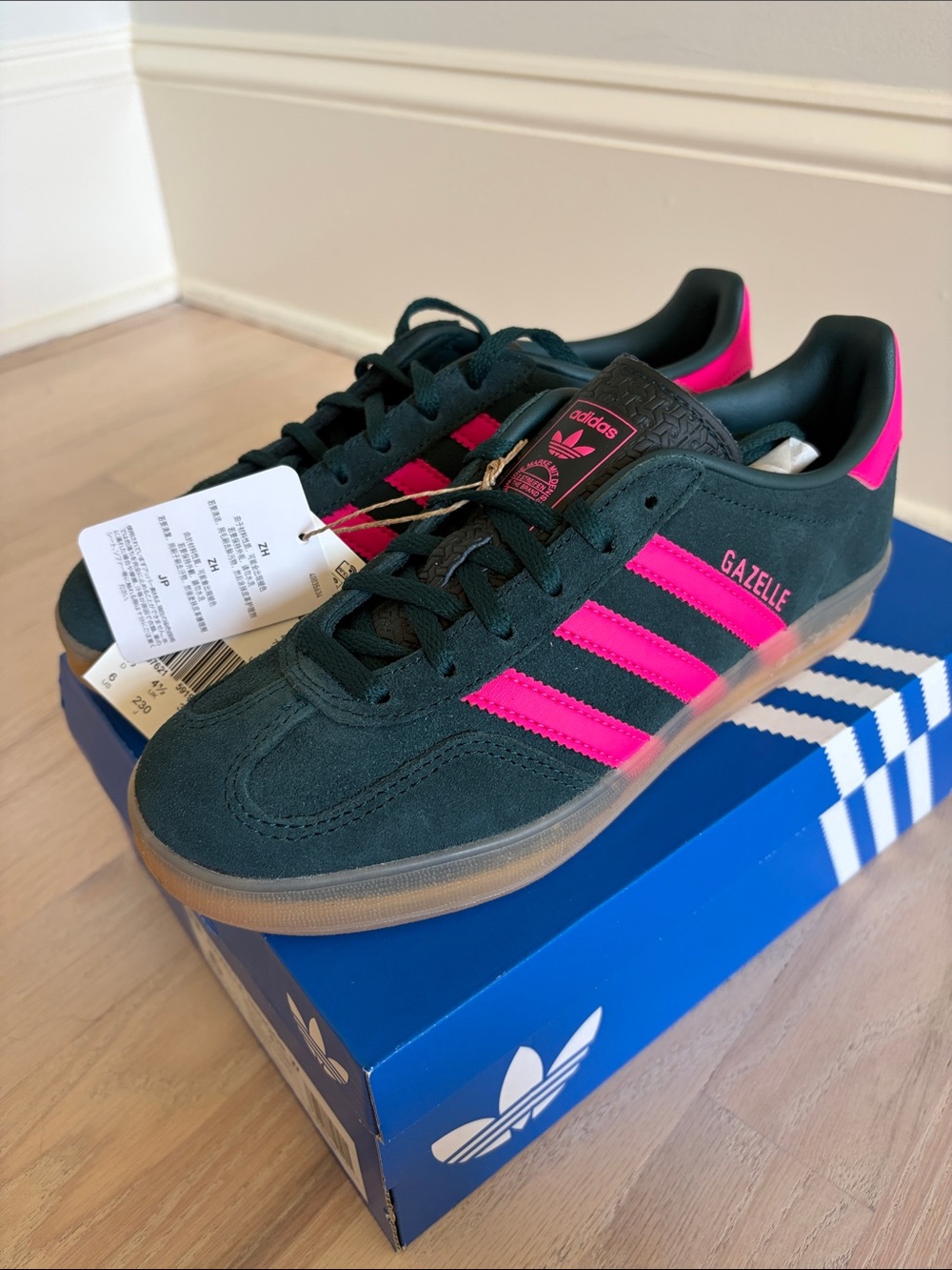 Adidas Women’s Gazelle Sneakers in Dark Green with Hot Pink Stripes Size 6